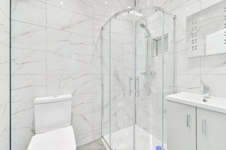 3 bedroom flat to rent - Photo 4