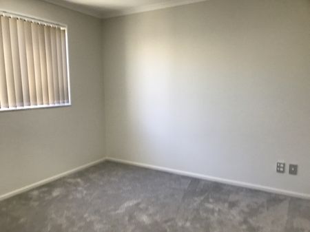 MANUREWA, 3 BEDROOMS - Photo 2
