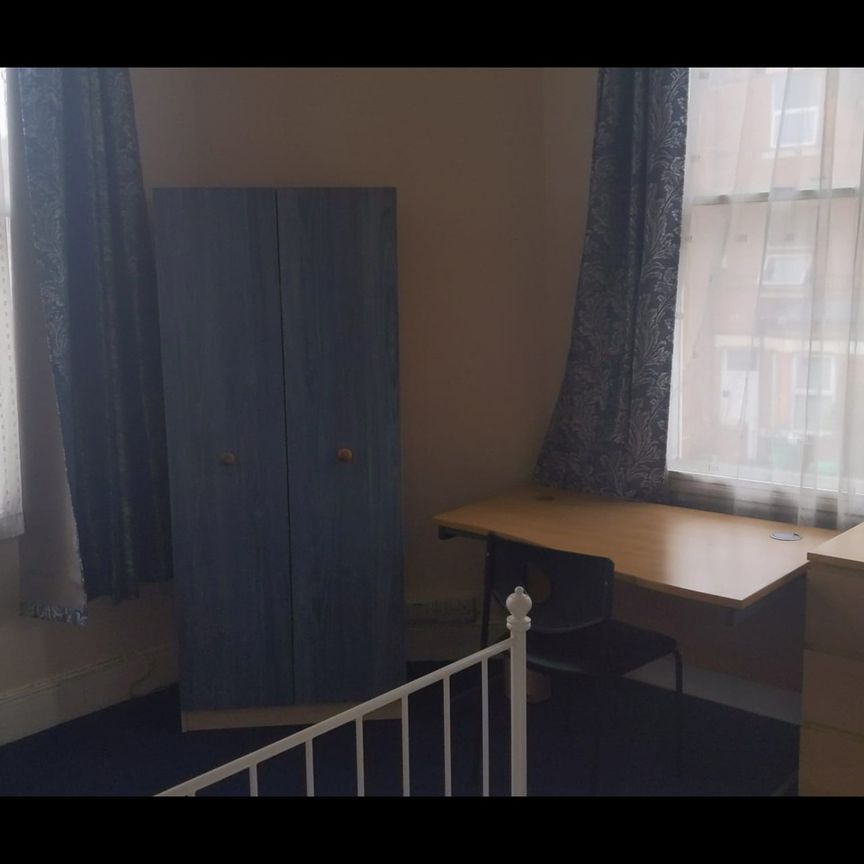 Room in a Shared House, Alfreton Road, NG7 - Photo 1