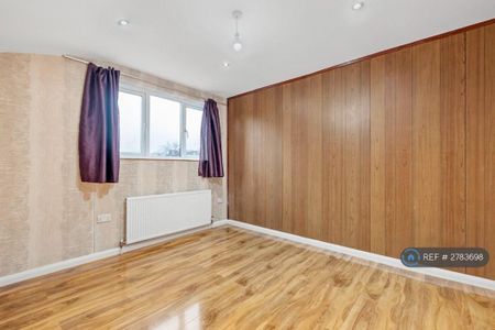 4 bedroom semi-detached house to rent - Photo 3