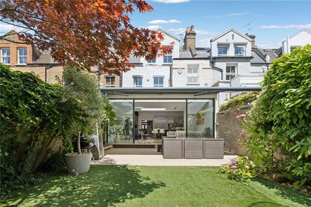 Spacious 7 bedroom family home benefiting from luxurious finishing and high ceilings throughout, with fantastic views over the adjacent Hurlingham Park - Photo 3