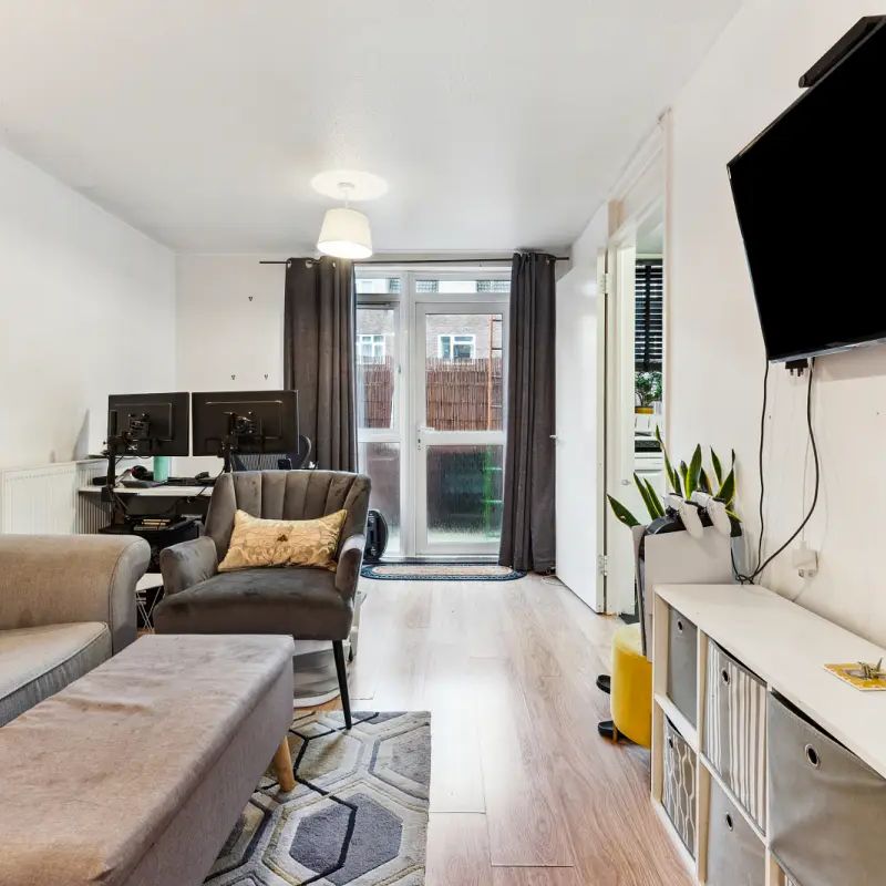 1 bedroom flat in London - Photo 1