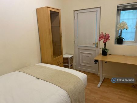 1 bedroom in a flat share to rent - Photo 3