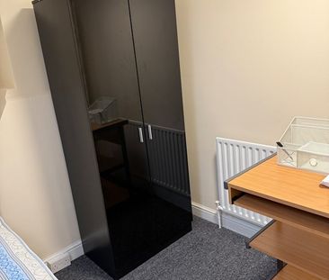 Room in a Shared House, College Road, RG6 - Photo 2