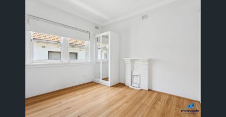 Updated Seaside Apartment In Prime Location. - Photo 2