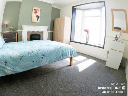 1 bedroom in a house share to rent - Photo 3