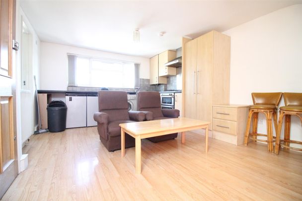 Kingsbridge Crescent, Southall - Photo 1