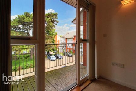 3 bedroom apartment to rent - Photo 4
