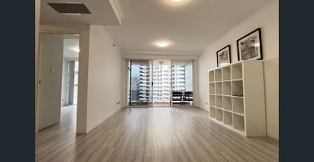 Spacious 1-Bedroom Apartment in the Heart of Sydney CBD with Balcony and Stunning Views - Photo 2