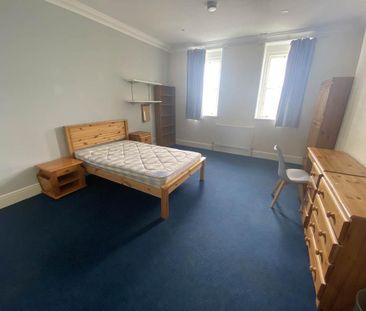 4 bedroom flat to rent - Photo 4