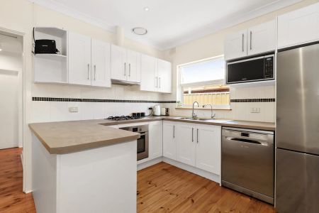 Furnished, Two Bedroom Unit in Highly Sought After Location - 6 months - Photo 3