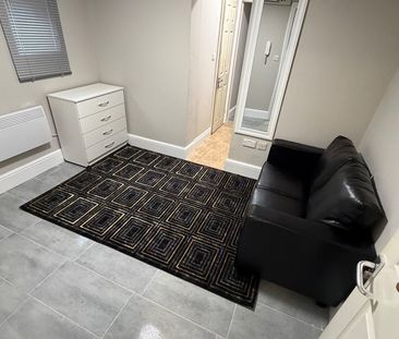 Studio Flat, Ridgway Road, LU2 - Photo 1
