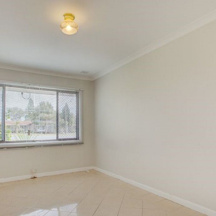 Charming 3x1 House in Ideal Location! - Photo 1