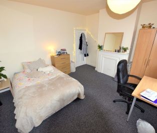 4 bedroom House in Ashville Road, Leeds - Photo 1