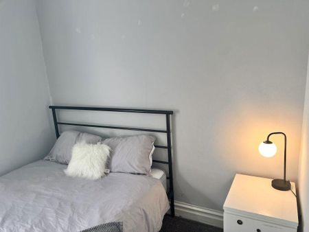 1 bedroom in a house share to rent - Photo 2