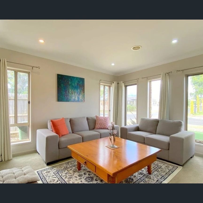 Modern 4 Bedroom Family Home - Walk to Schools, Shops & More! - Photo 1