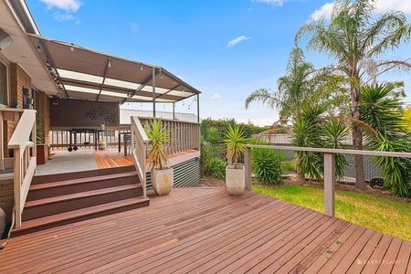 Modern 3 Bedroom Home with Huge Garage/Workshop in Prime Location - Photo 5