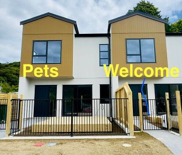 Twin Lux Living – Brand-New Pet-Friendly Townhouse - Photo 1