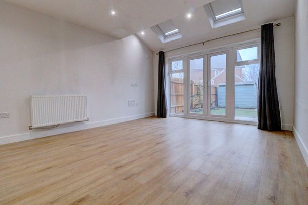 4 bedroom mid terraced house to rent - Photo 1