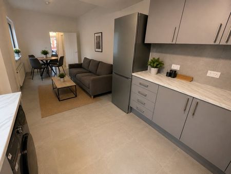 4 Bed Terraced House, Kensington Avenue, M14 - Photo 4