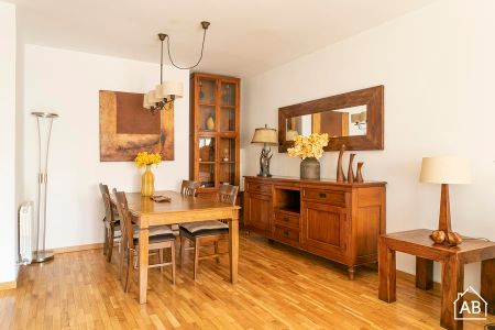 Spacious 4 Bedroom Apartment with Balcony in Eixample - Photo 5