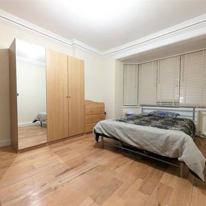 Riverview Gardens, Twickenham - Photo 2