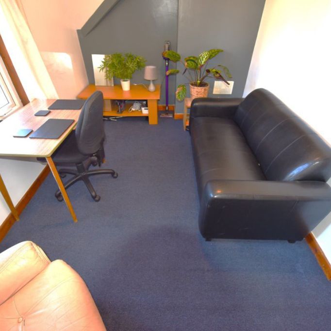 2 bedroom Flat in Flat C, Leeds - Photo 1