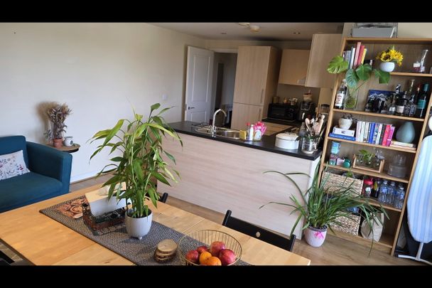 Room in a Shared Flat, Bassett House, SW19 - Photo 1