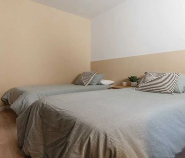 Room in a shared 9-bedroom apartment for rent in Palacio - Photo 2