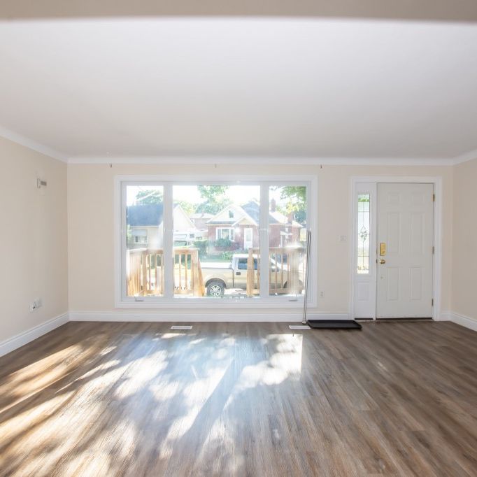 **ALL INCLUSIVE** Gorgeous 2 Bedroom Main Unit in St. Catharines!! - Photo 1