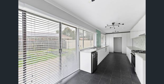 A renovated gem and family home in great location! - Photo 1