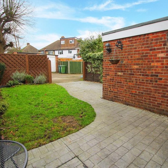 3 bedroom end of terrace house to rent - Photo 1