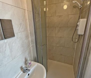 1 bedroom in a flat share to rent - Photo 2