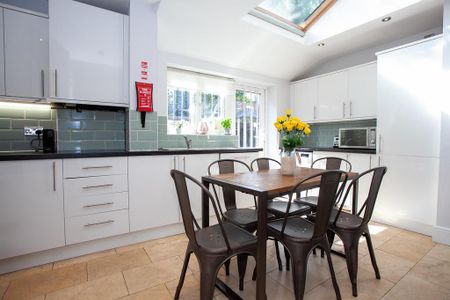 6 bedroom terraced house to rent - Photo 2