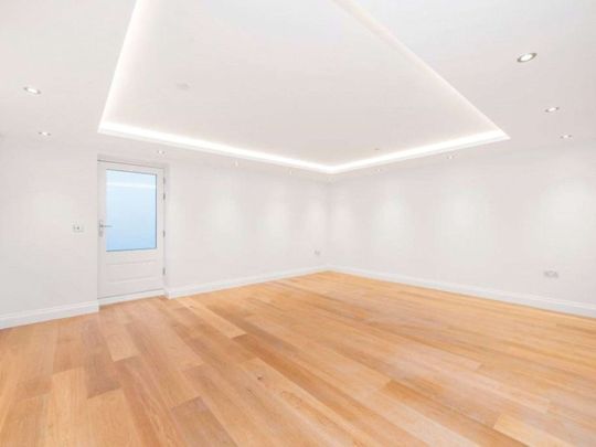 Five bedroom semi detached family home in excellent condition throughout, in a sought after central location. - Photo 1