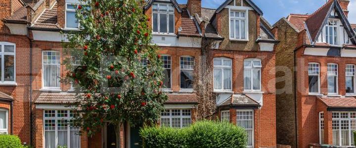 One bedroom property on the first floor on a lovely road in Crouch End - Photo 1