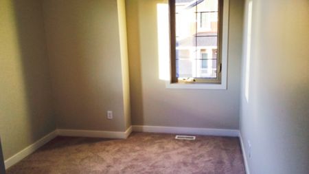 Modern Corner Unit Townhouse In Sage Hill – 2 Bed, 1.5 Bath With Garage. - Photo 3