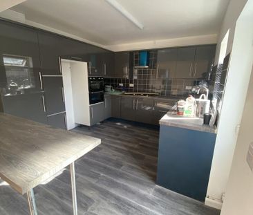 1 bedroom in a flat share to rent - Photo 3