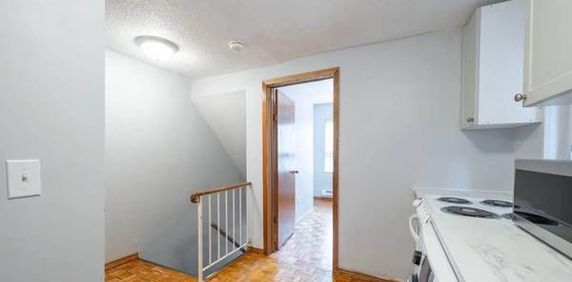 3 Beds 1 Bath - Upper Unit - Photo 2