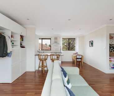 Sun-Filled Top-Floor Corner Apartment - Peaceful & Convenient - Photo 2