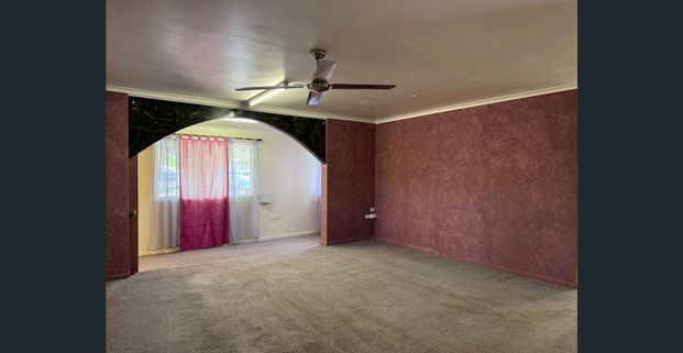 LARGE FAMILY HOUSE- 4 BEDROOMS-1 BATHROOM & POOL - Photo 1