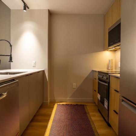 4 1/2 APPARTEMENT MEUBLÉ À LOUER - Photo 4