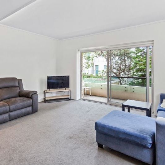 Spacious Fully Furnished 2-Bedroom Apartment with Garage – Prime Coogee Location - Photo 1