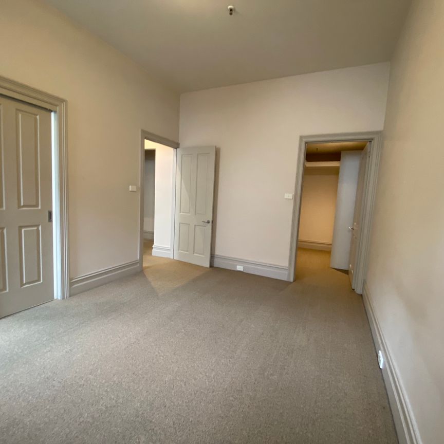 Large light filled apartment in the heart of Fitzroy - Photo 1