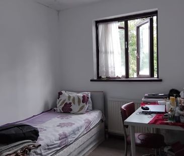 Room in a Shared House, Brownlow Road, E7 - Photo 2