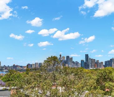 Light Filled & Renovated with Shimmering City Skyline & Harbour Views - Photo 3