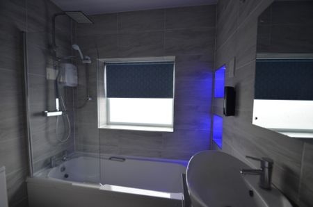 3 bedroom Semi-detached house to rent - Photo 4