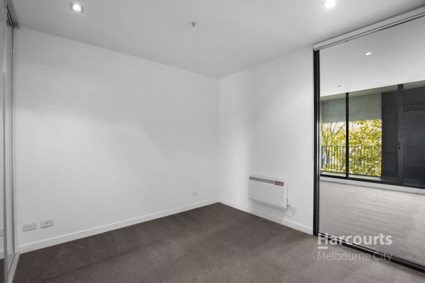 Enjoy St Kilda: Stylish, Updated Apartment with Parking! - Photo 1