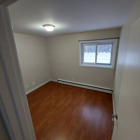 Hemlock Place Apartments - PARKING SPACE, HEAT & WATER INCLUDED - Photo 4