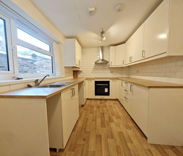 3 bedroom terraced house to rent - Photo 4